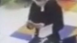 İç çamaşırını maske yapmaya çalışan Ukraynalı