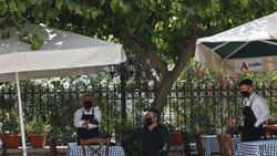 Yunanistan’da kafe ve restoranlar yeniden açıldı