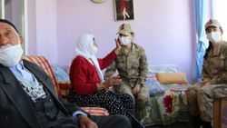 Jandarma, yaşlı çifte verdiği kahve sözünü tuttu