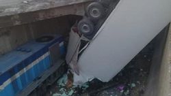 Kontrolden çıkan tır, köprüden yük trenin üstüne düştü