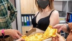 Dansçı kızlarla pizza teslimatı büyük ilgi gördü
