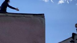 Sivas'ta intihar amaçlı çatıya çıkan genci, eşi ikna etti