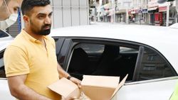 Yaralı kedi için sokağa çıktı, polisten tebrik aldı