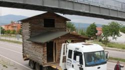 Arkadaşlarının anısı için ahşap evi taşıdılar