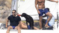 Duygu Sarışın, Kıvanç Tatlıtuğ'un köpeğiyle poz verdi