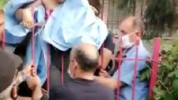 Oyun oynarken göğsüne demir korkuluk saplandı