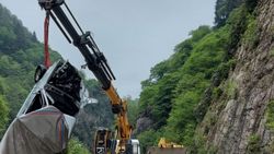 Rize'de dereye düşen kamyonun sürücüsü kurtarıldı