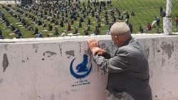 Konya'da cuma cemaatini duvarın arkasından izleyen amca