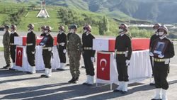Hakkari’de şehit olan 2 asker için tören düzenlendi
