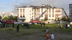 Apartmanın çatısındaki yangını sosyal mesafesiz izlediler