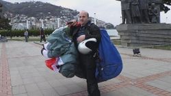 Rize'de yamaç paraşütü yaparken düşen kişi yaralandı