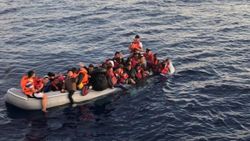 Çanakkale'de ölüme terkedilen 93 göçmen kurtarıldı