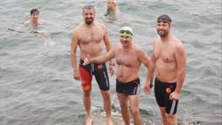 İstanbul'da yağmura aldırış etmeden denize girdiler