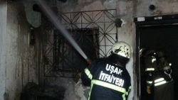Uşak'ta tek katlı ev yanarak küle döndü