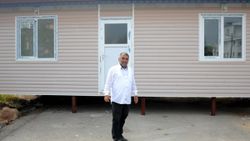 Antalya'da protesto için yolu prefabrik evle kapattı