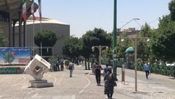 Korona vakalarının arttığı Tahran'da halk evine kapandı