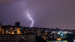 İstanbul'da şimşekler geceyi aydınlattı