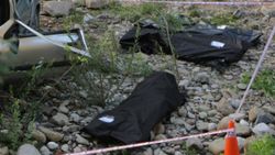 Hastaneden dönen ailenin otomobili çaya uçtu: 3 ölü