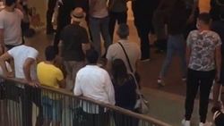 İzmir'de kavgayı izleyen kalabalık sosyal mesafeyi unuttu