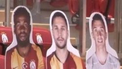 Sakat futbolcuların maketleri tribüne yerleştirildi