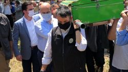 Bursa'da selde ölen kızın tabutunu bakanlar taşıdı