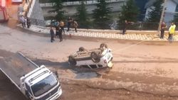 Gümüşhane'de el frenini çekmeyi unuttuğu araç aşağı düştü