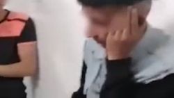 İtalya'da polis şiddeti: Birbirlerine tokat attırdı
