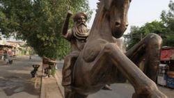 Pakistan'da Ertuğrul Gazi’nin iki heykeli dikildi