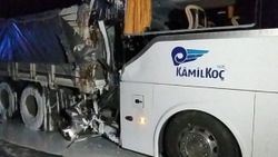 Uşak'ta yolcu otobüsü kaza yaptı: 2 ölü 18 yaralı