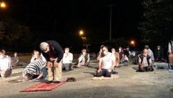 Sakarya'da imama kızıp, namazı kıraathane önünde kıldılar