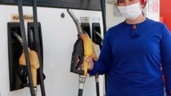 Burdur'da şalvarlı ve yazmalı kadın istasyonda çalışıyor