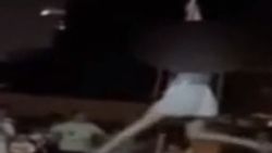 Çin'de okul önünde direk dansı yapıldı