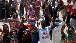 Sudan'da protestocular, devrimin gidişatından rahatsız
