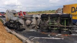 Polonya’da yolcu otobüsü ile 2 tır çarpıştı: 32 yaralı