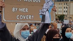 Belçika'da başörtüsü yasağı protesto edildi