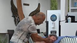 Antalya'da zabıtayla işletmeci tartışırken uyuyan müşteri