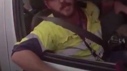 Avustralya’da seyir halindeki sürücü yılanla boğuştu