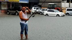 Zonguldak'ta esnaf su baskınında balık tuttu