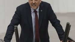 AK Partililerle Ahmet Şık arasında hakaret tartışması