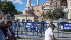 Ayasofya önünde toplanan vatandaşlar namaz kılıp dua etti