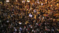 Binlerce İsrailli, Netanyahu hükümetini protesto etti