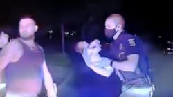 ABD’de polis memuru bebeği boğulmaktan kurtardı
