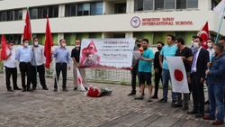 Japonya'da FETÖ'ye ait okulun önünde protesto