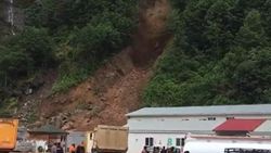 Rize'de heyelan anı kameraya yansıdı