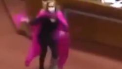 Milletvekili Pamela Jiles’in pembe pelerinli sevinç turu