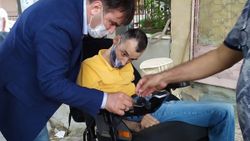 Tekerlekli sandalyesi çalınan gencin yüzünü güldürdü