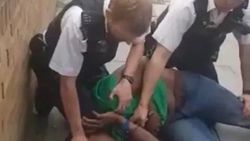 Londra’da polisler, siyahi şüphelinin boynuna bastı