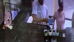Döviz bürosundan sadaka kutusu çalan hırsızlar kamerada