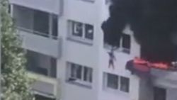 Fransa’da yanan daireden atlayan çocuklar