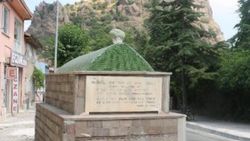 Afyonkarahisar'da yol ortasında kalan türbe